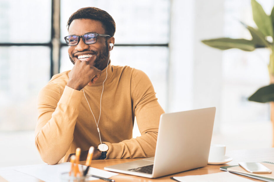 Geschäftsmann arbeitet mit SAP Business One an digitaler Rechnung auf Laptop