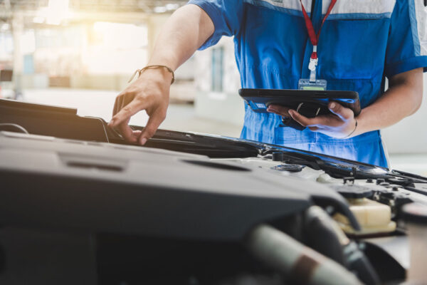 Automotive—Technicians-are-checking-the-condition-of-the-car-according-to-the-month.-The-technician-uses-the-tablet-to-check. Automotive---Technicians-are-checking-the-condition-of-the-car-according-to-the-month.-The-technician-uses-the-tablet-to-check.