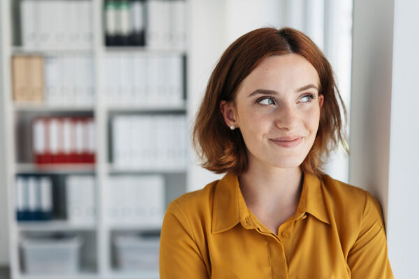 Frau laechelnd gelb Buchhaltung
