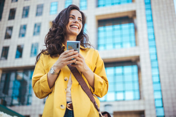 Frau mit Handy - Mobiler Zugriff auf SAP Business One