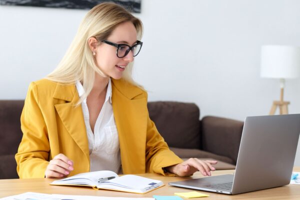 Frau mit gelbem Blazer am Laptop Frau mit gelbem Blazer am Laptop