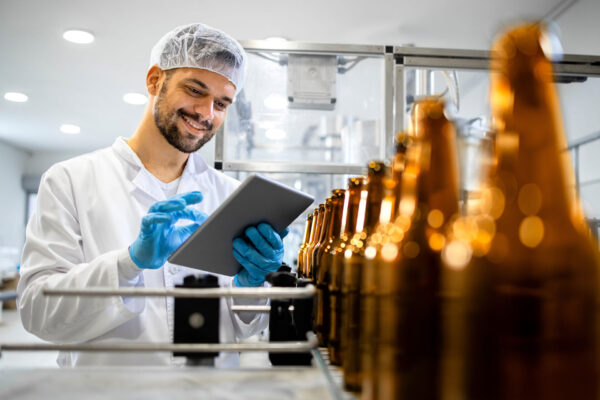 Getraenke-Produktion-Mann-mit-Tablet Getraenke-Produktion-Mann-mit-Tablet
