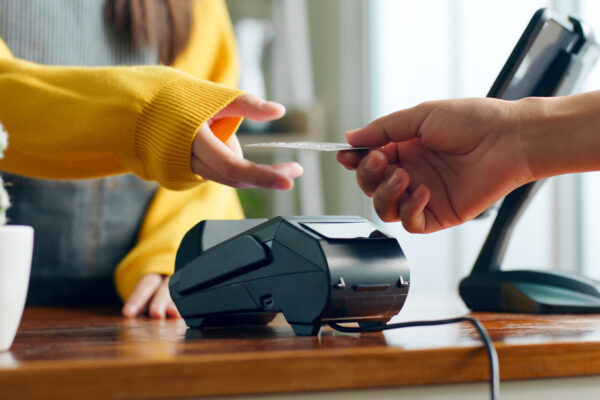 Kasse – Bezahlung von Frau an der Kasse – SAP Customer Checkout Kasse - Bezahlung von Frau an der Kasse - SAP Customer Checkout