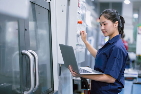Maschinenbau-young-technician-engineer-worker-women-working-with-CNC-lathe-metal-machine-in-modern-steel-industry-factory Maschinenbau-young-technician-engineer-worker-women-working-with-CNC-lathe-metal-machine-in-modern-steel-industry-factory